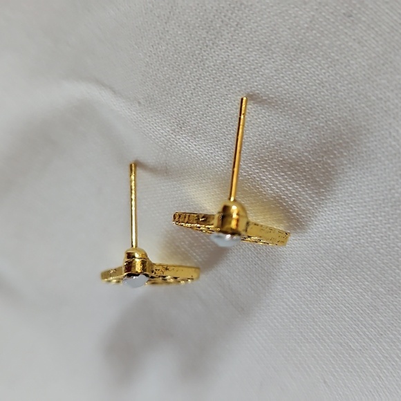 Elegant Gold and White Fan Earrings, NWOT! - Picture 3 of 4